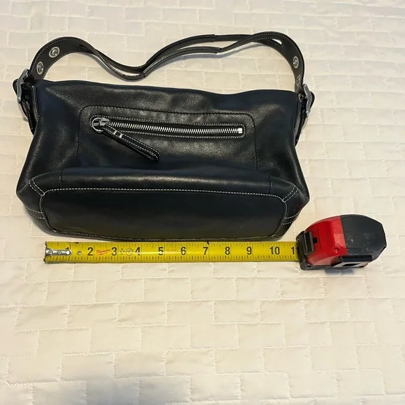 Elegant Black Leather Shoulder Bag - Picture 4 of 5